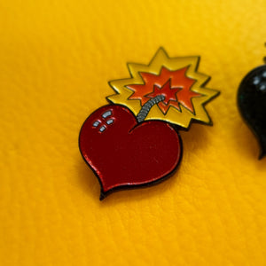 Lovebomb! 2 pin badge sharing set