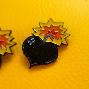 Lovebomb! 2 pin badge sharing set